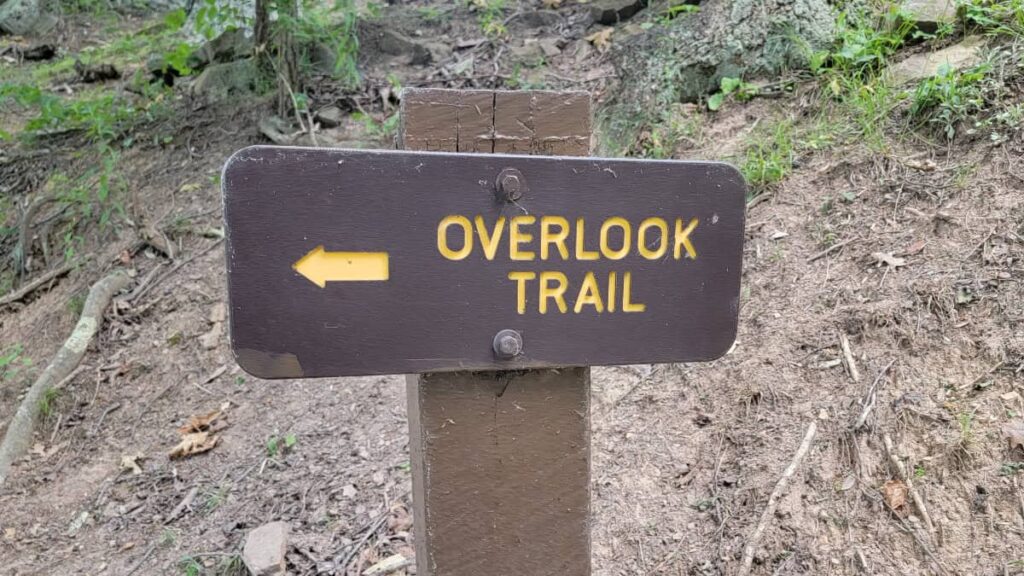 sign for the overlook trail and an arrow pointing towards the trailhead