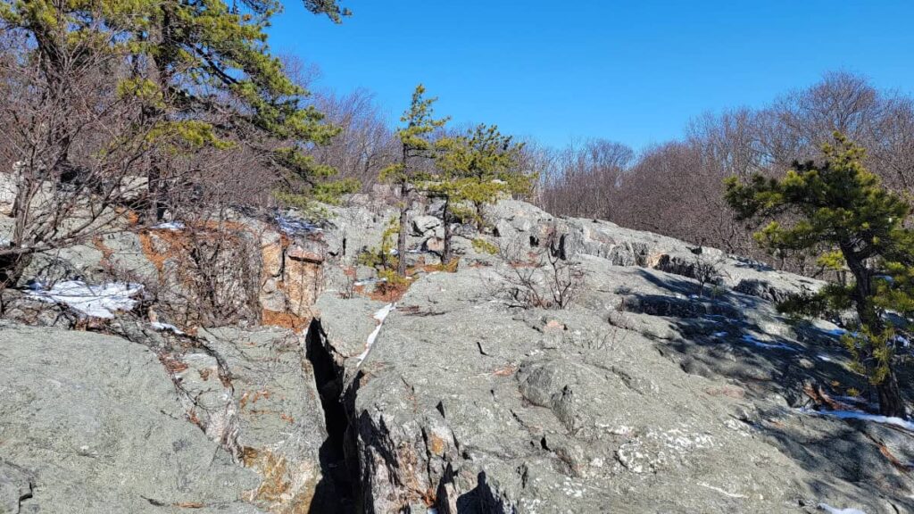 large boulders make up an open area at the top of the mountain at Wolf Rock