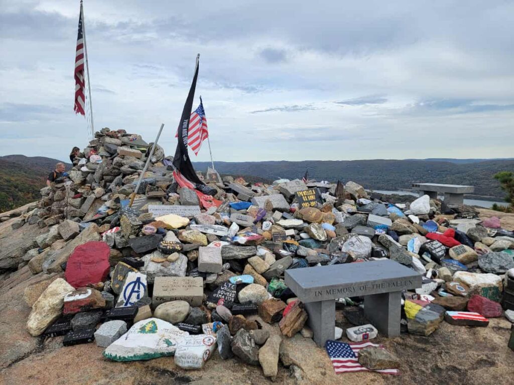 A memorial dedicated to fallen soliders and first responders sits at the top of Popolopen Torne