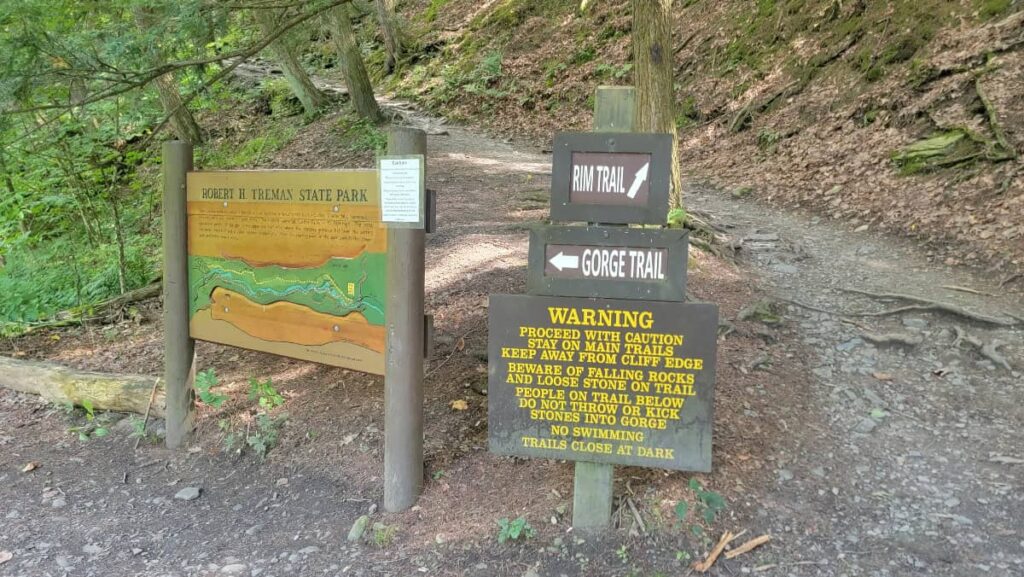 a sign indicated the directions for the rim trail and gorge trail