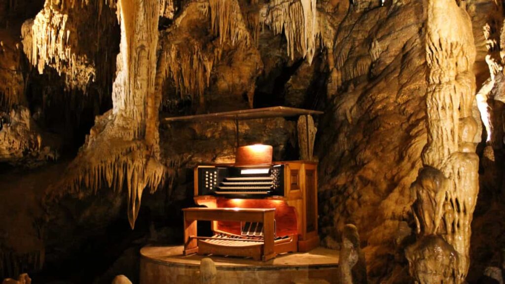 an organ sits inside a large cave at Luray Caverns